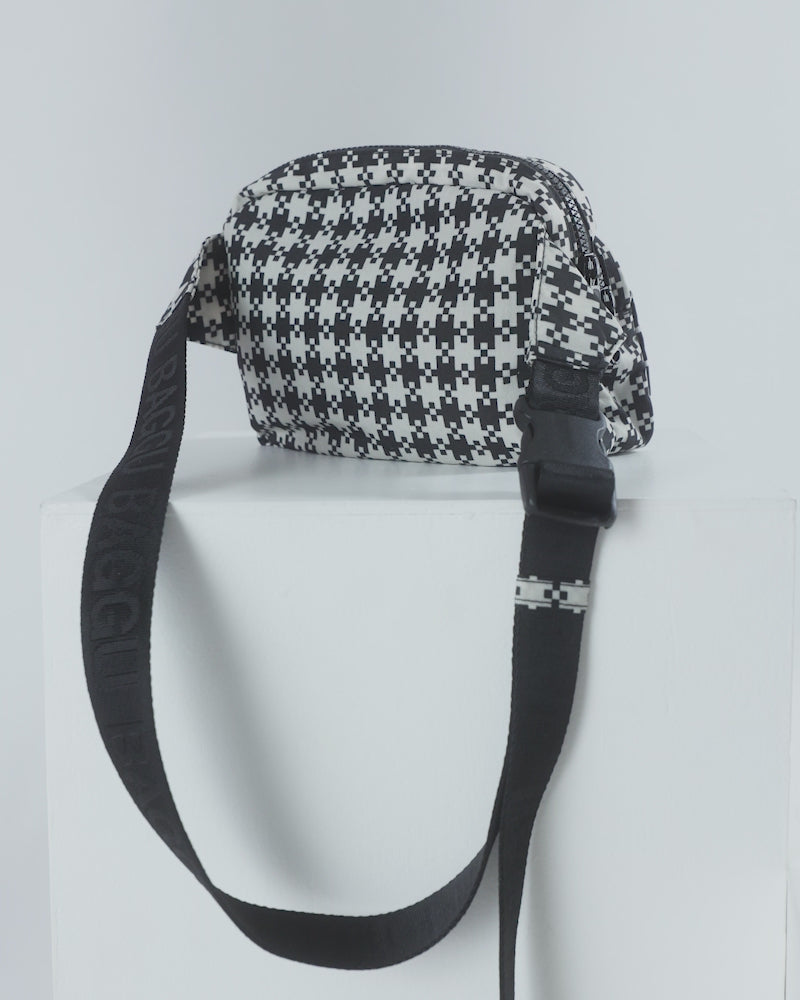
                      
                        Load and play video in Gallery viewer, Fanny Pack - Black [PRE ORDER]
                      
                    